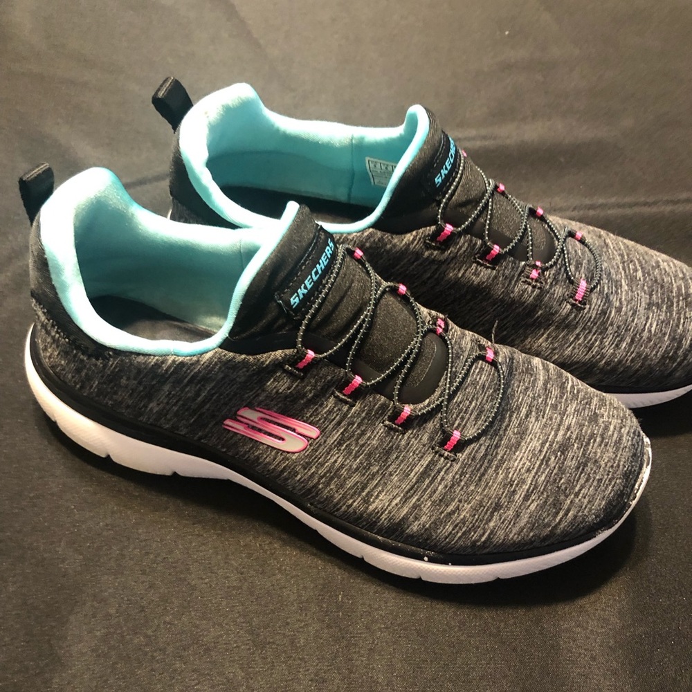 Sketchers size 9 step in women’s sneakers